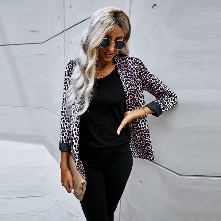 Giacca donna leopardata versatile, con vestibilità comoda, perfetta per un look elegante o casual chic. Abbigliamento moda.