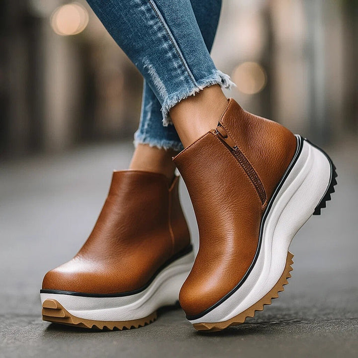 Stivaletti platform donna neri con zip laterale, suola carrarmata robusta, stile moderno e comfort.