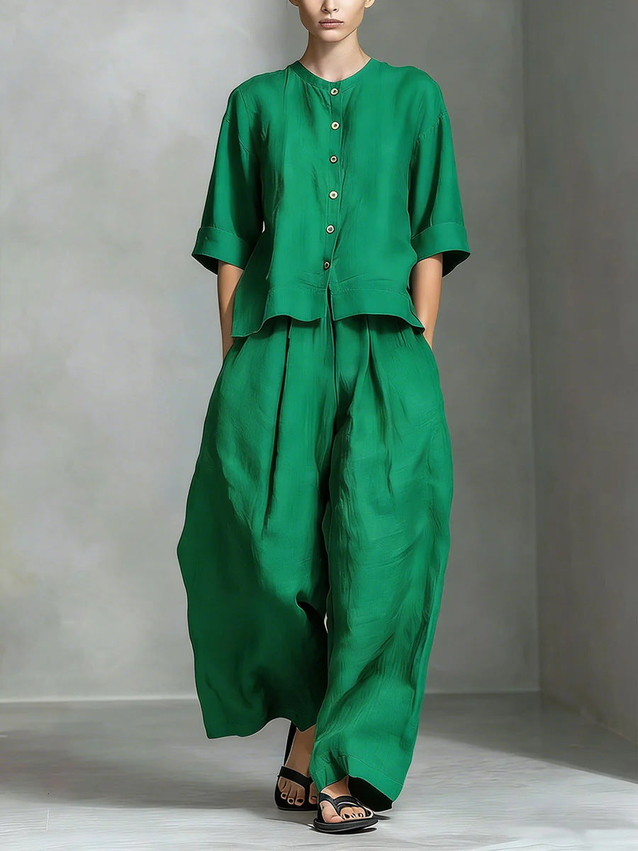 Moda donna: completo due pezzi casual con camicia ampia e pantaloni lunghi in fresco lino. Outfit comodo e versatile.