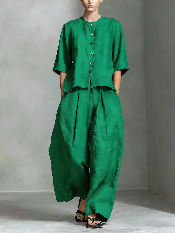 Moda donna: completo due pezzi casual con camicia ampia e pantaloni lunghi in fresco lino. Outfit comodo e versatile.