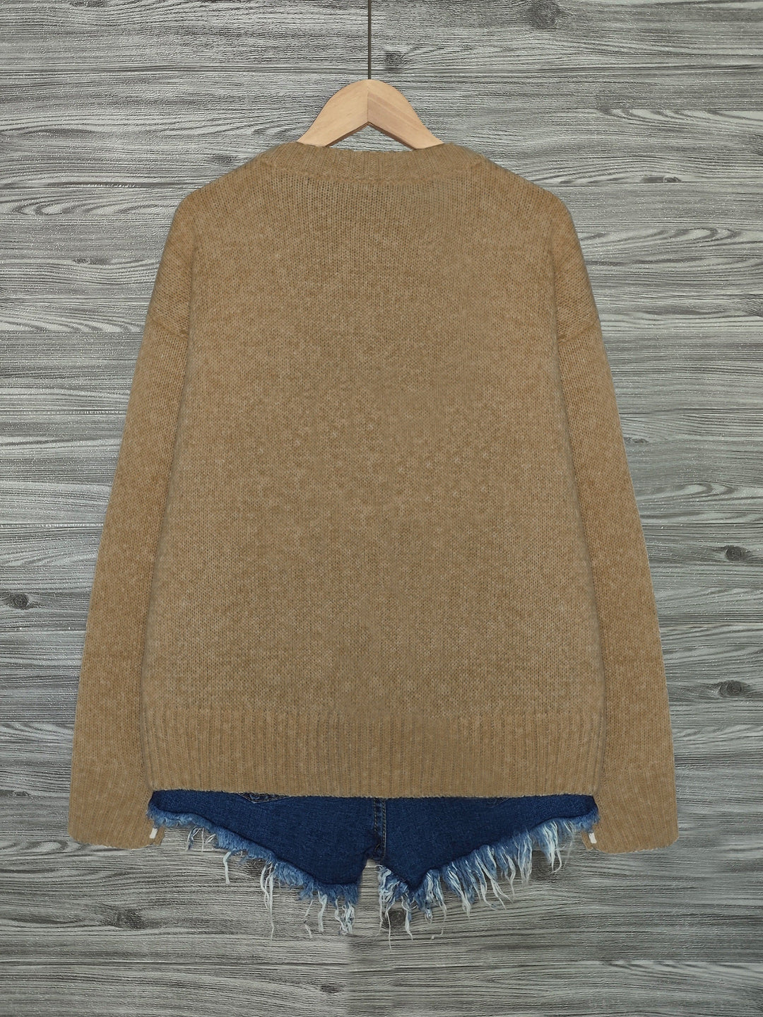 Dettaglio stampa gatti su maglione oversize donna. Girocollo per un comfort casual.