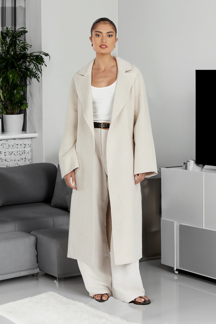 Cappotto invernale donna elegante con colletto ampio, caldo, per moda inverno e stile chic.