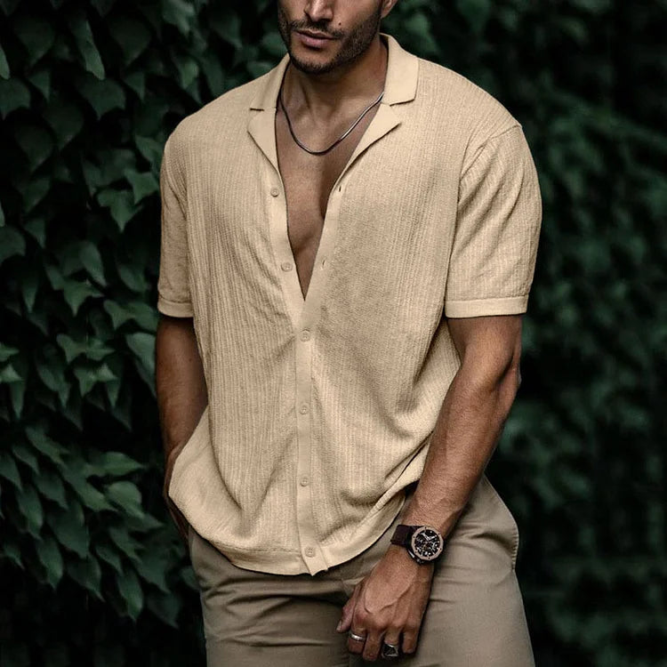 Camicia da uomo estiva, leggera e traspirante, con vestibilità comoda per un look casual.