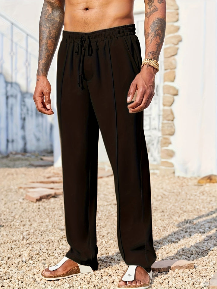 Uomo indossa pantaloni straight fit alla caviglia, look casual elegante ideale per streetwear e relax.