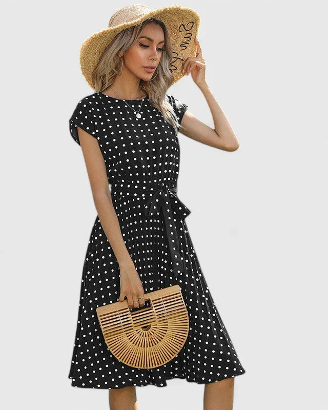 Elegante abito a pois per donna, design midi sofisticato. Vestito ideale per il lavoro o un appuntamento serale.