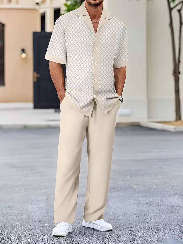 Due pezzi uomo estivo con stampa geometrica, stile vibrante e traspirante per l'estate.