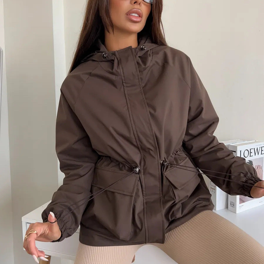 Giacca donna leggera con cappuccio e coulisse, perfetta per look casual autunno/primavera.