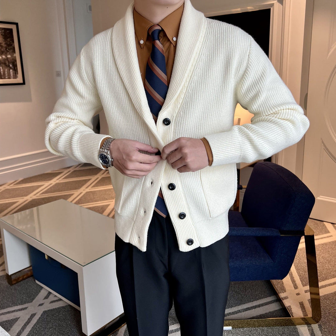 Elegante cardigan uomo slim fit invernale, scollo a V con bottoni, perfetto per uno stile moderno e raffinato.
