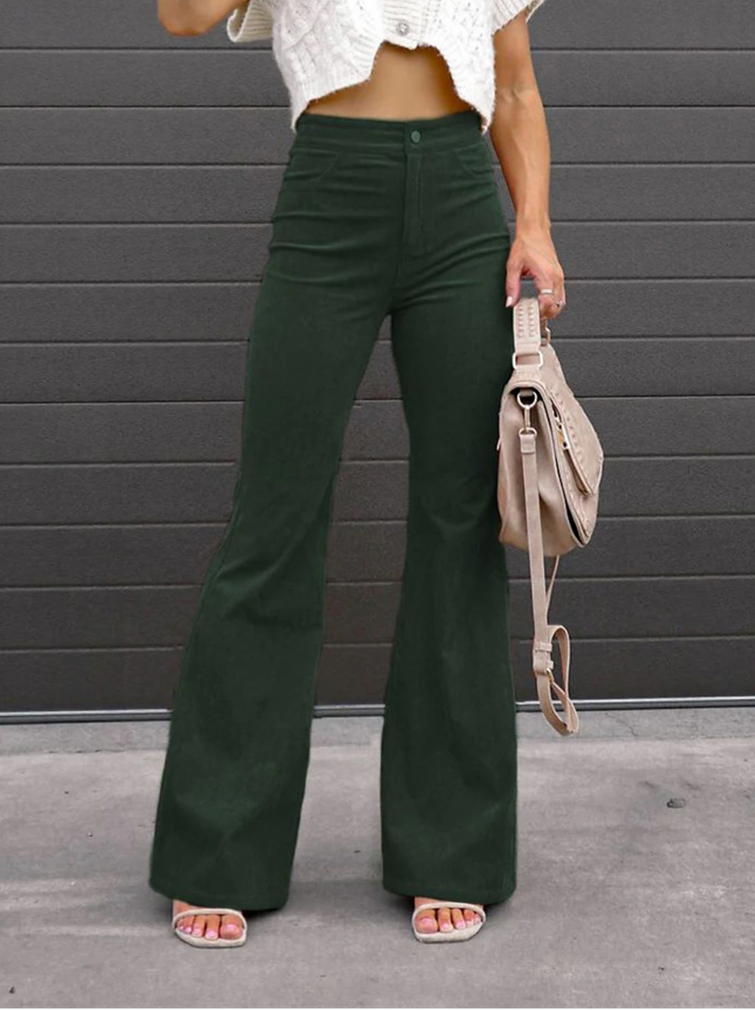 Moda donna: pantaloni svasati rétro a vita alta in velluto a coste, un capo iconico per ogni occasione.
