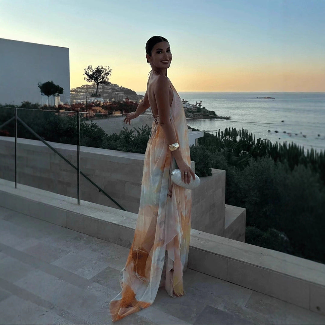 Abito da donna maxi stampato, stile vacanza. Collo halter, schiena scoperta. Un capo estivo fashion e versatile.