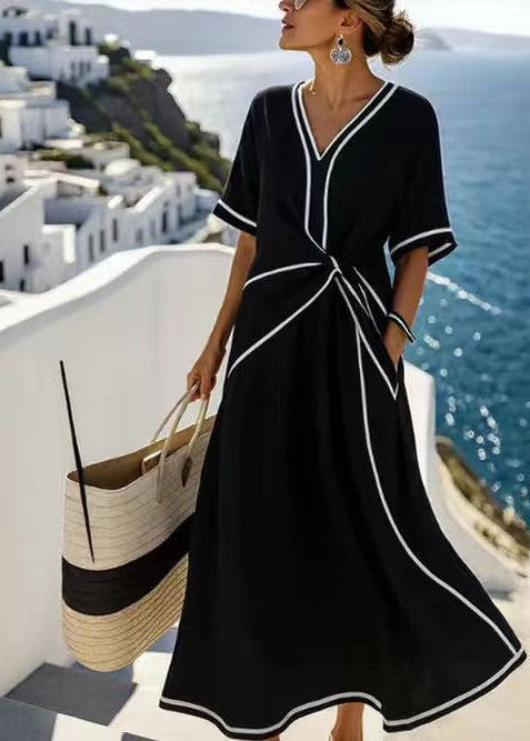 Elegante abito lungo estivo a righe, comodo e fluido, perfetto per serate di vacanza o gite in spiaggia.