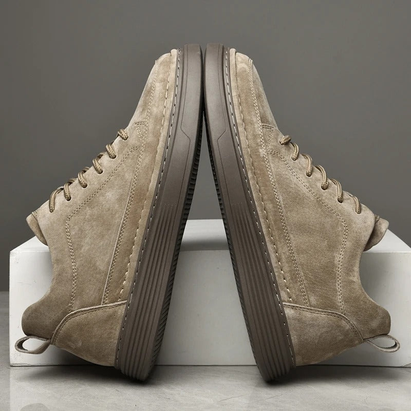 Scarpe uomo beige e bianche con dettagli arancio, soletta ammortizzata per vestibilità comoda e ampia.