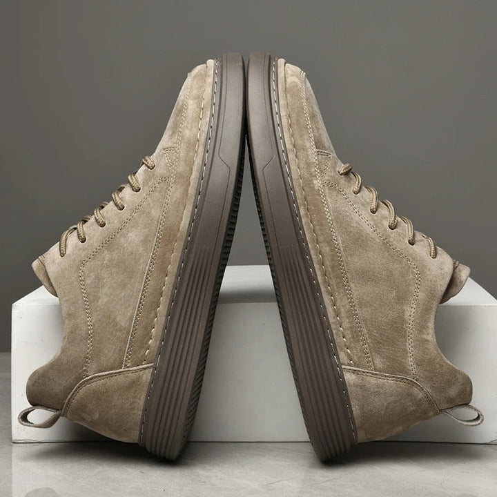 Scarpe uomo beige e bianche con dettagli arancio, soletta ammortizzata per vestibilità comoda e ampia.
