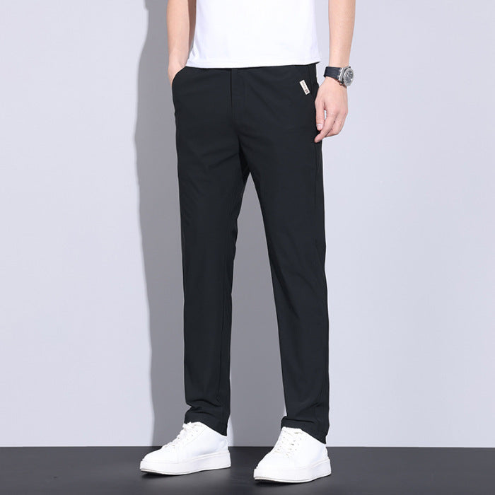 Pantaloni uomo slim fit, asciugatura rapida, elastici, perfetti per look casual e streetwear.