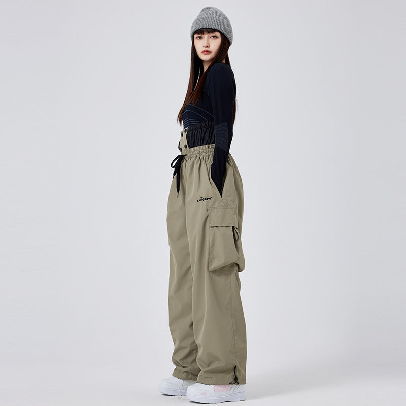 Donna scia con pantaloni invernali impermeabili e isolanti. Comfort e traspirabilità per sport sulla neve.