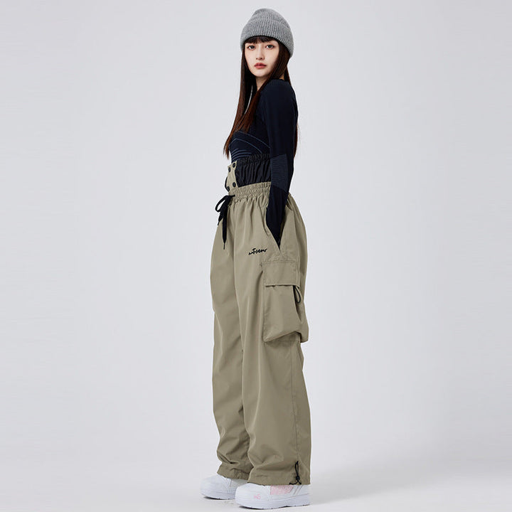 Donna scia con pantaloni invernali impermeabili e isolanti. Comfort e traspirabilità per sport sulla neve.