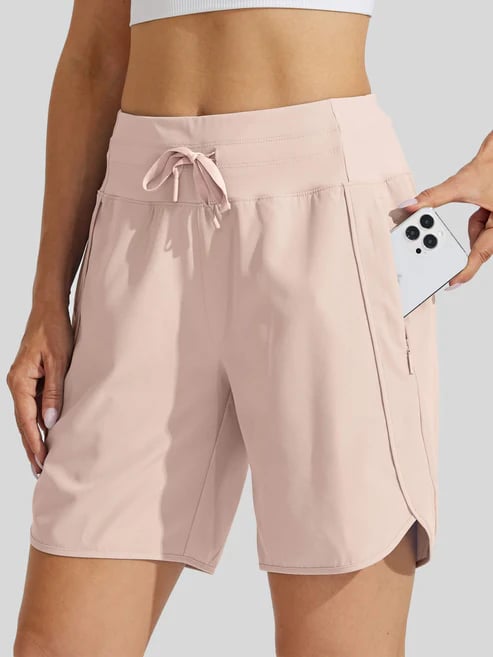 Shorts donna sportivi, vista laterale che evidenzia il taglio e la linea vita alta per una silhouette slanciata.