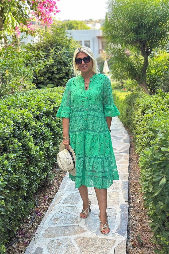 Abito donna midi verde con scollo a V, bottoni frontali e maniche a tre quarti. Design a linea A, versatile.