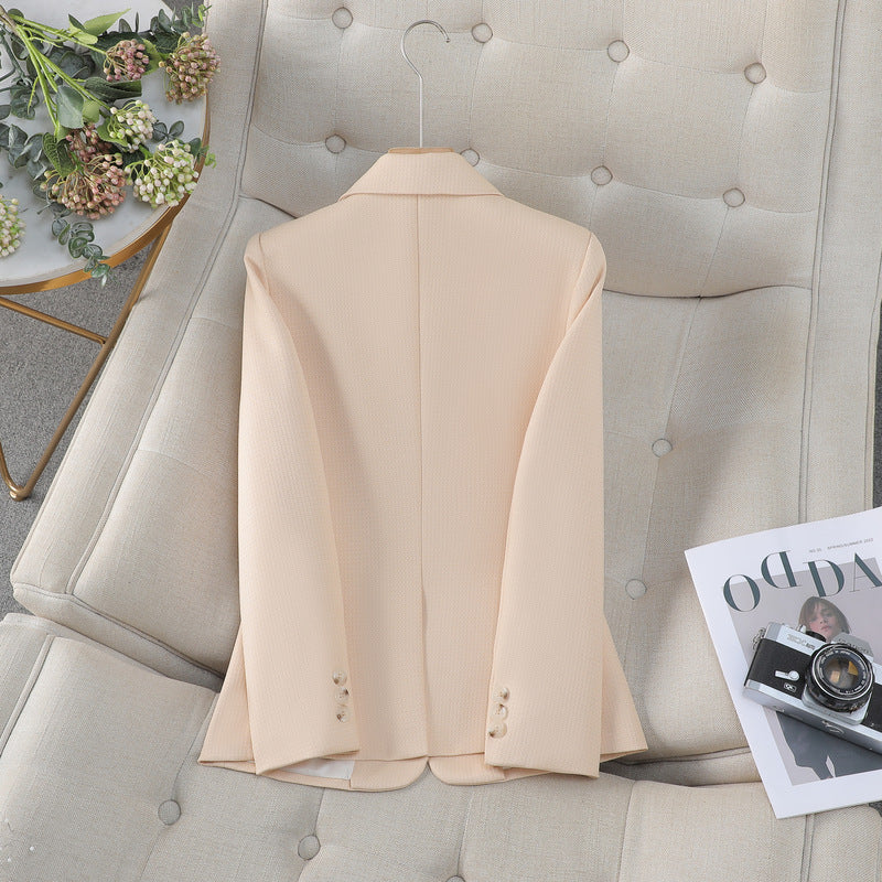 Blazer femminile con maniche lunghe e tasche, design aderente e versatile per look eleganti e professionali.