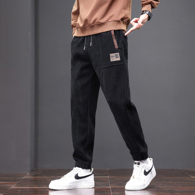 Moda uomo: pantaloni ampi a gamba dritta in velluto a coste style, perfetti per outfit casual e streetwear confortevoli.
