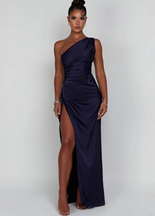 Abito elegante donna satinato con spacco e scollo senza maniche. Vestito da sera per un look sofisticato.