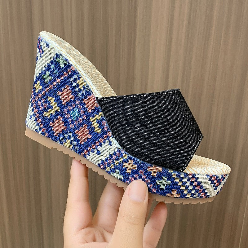 Sandali donna con zeppa comoda per un look casual estivo. Design a punta aperta, perfetti per la moda donna.