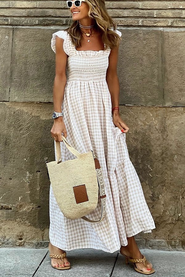 Maxi abito donna classico a quadri, ideale per eleganza casual, stile primaverile e look quotidiano.