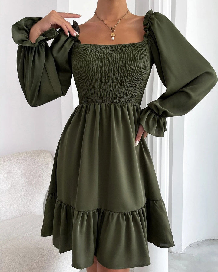 Vestito corto donna nero con scollo quadrato, maniche lunghe a balze. Abito estivo svasato e versatile.