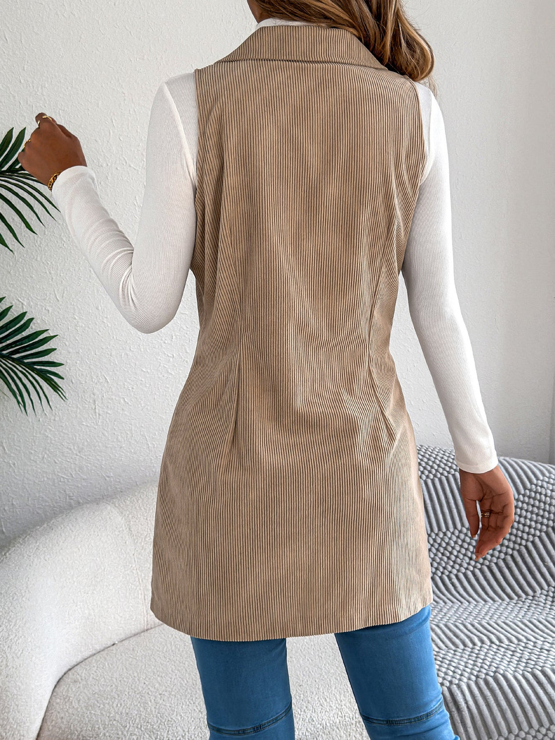 Moda donna: gilet lungo doppiopetto tinta unita, un capo casual chic autunnale.