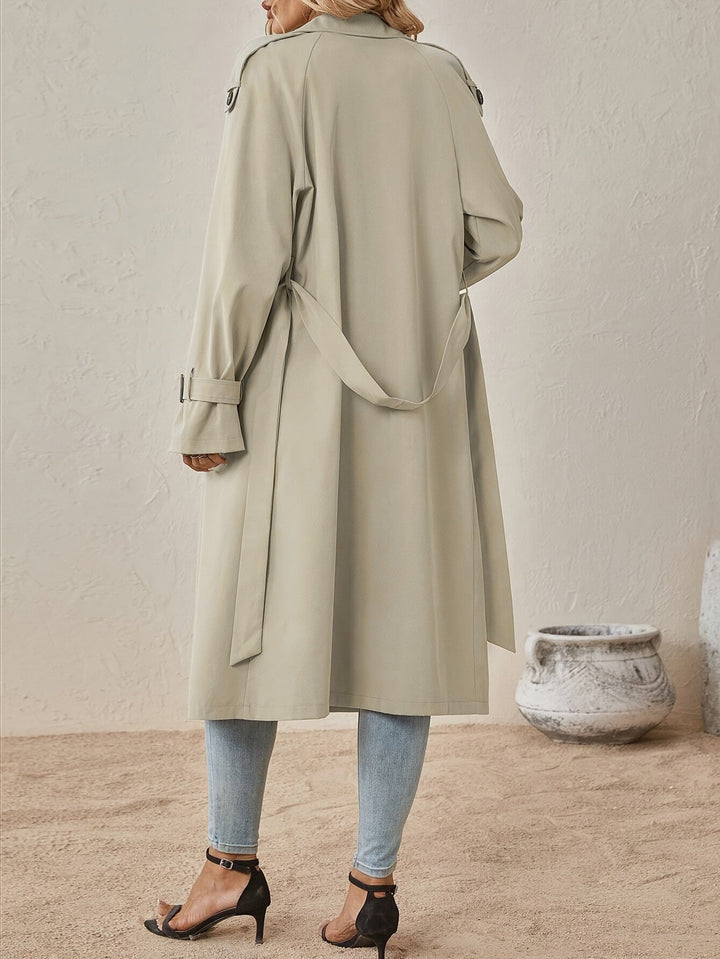 Trench donna elegante e lungo, ideale per un abbigliamento versatile. Moda classica per ogni giorno.