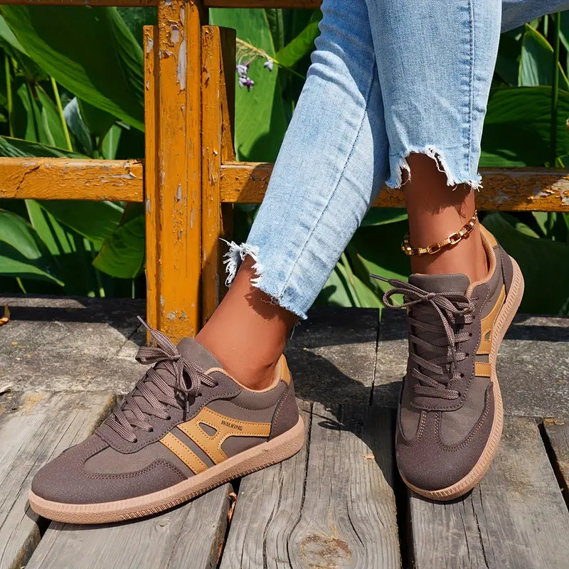 Scarpe donna stile retro nere e caffè. Sneakers casual con design contrasto, ideali per un look quotidiano alla moda.