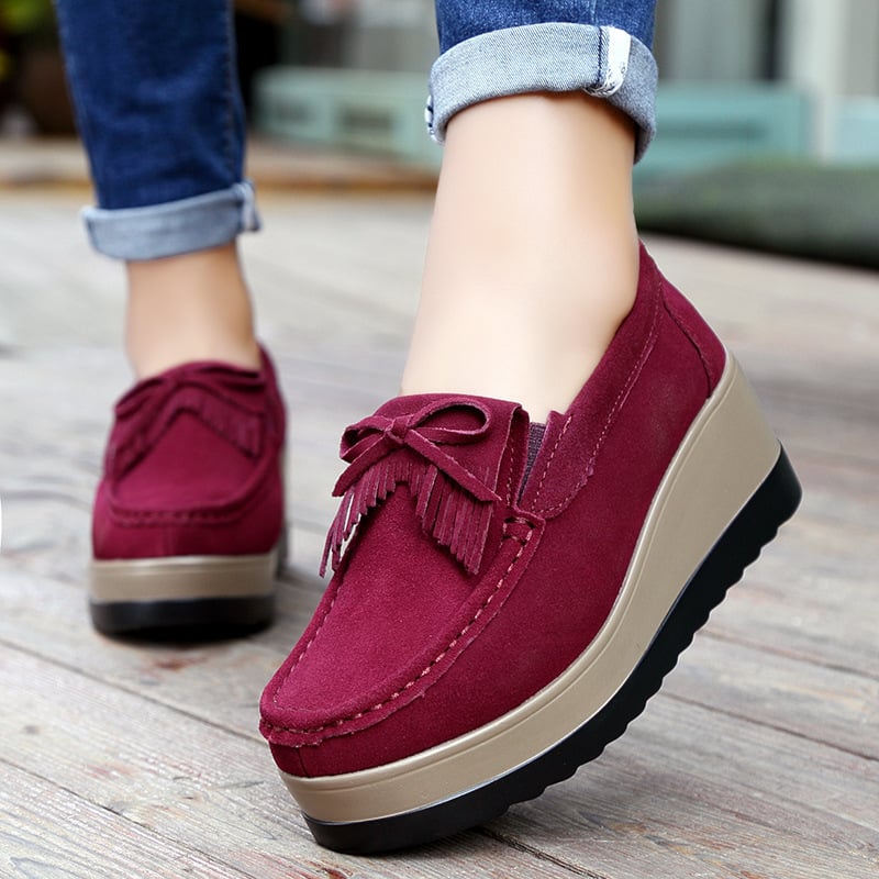 Scarpe donna slip-on con zeppa e fiocco con nappine, suola spessa per comfort quotidiano.