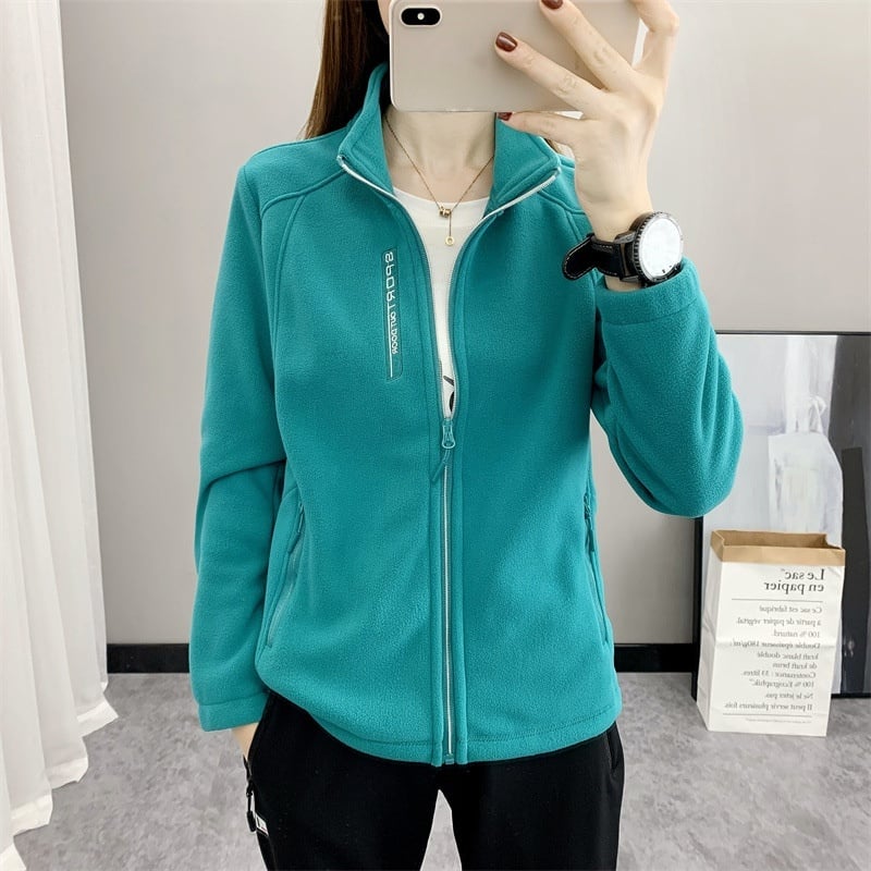 Cappotto donna spesso per l'inverno, dotato di collo alto e maniche lunghe per massimo calore e stile.