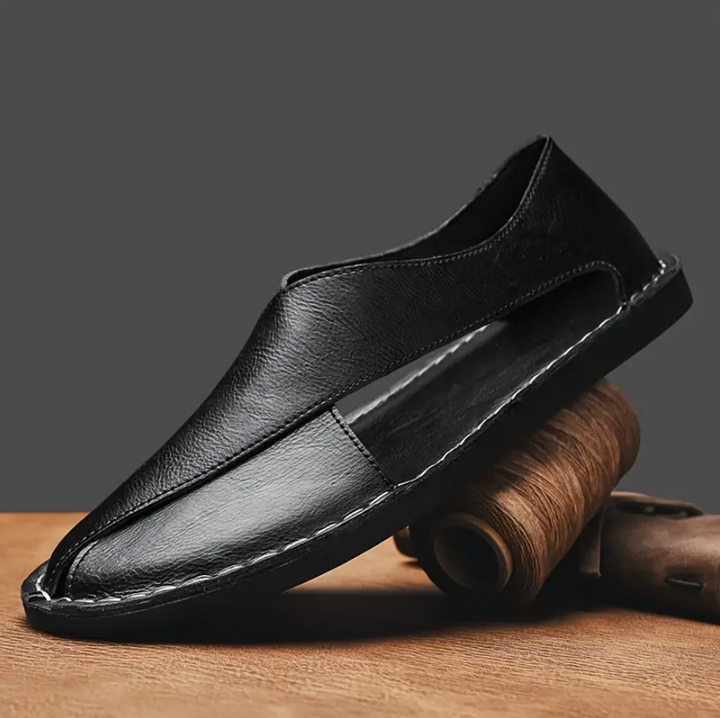Eleganti sandali uomo neri stile Peshawari. Calzature estive artigianali con design incrociato per comfort maschile.