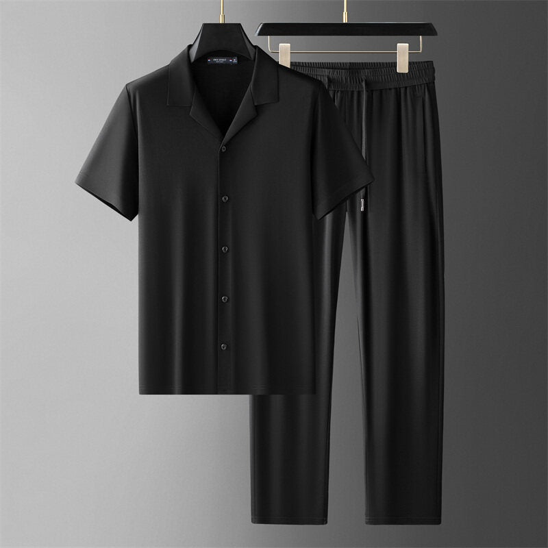 Set estivo uomo elegante con camicia a maniche corte e pantaloni coordinati, ideale per un look casual chic.