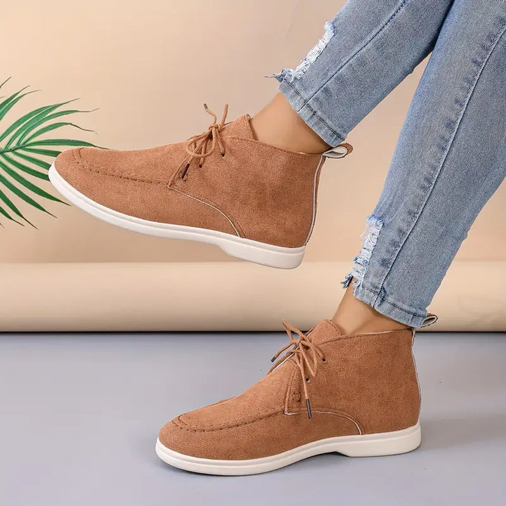 Stivaletti moda donna, in pelle elegante e moderna, assicurano comfort ideale per calzature versatili e quotidiane.