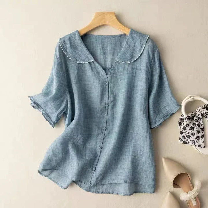 Camicetta donna estiva con scollo a V, maniche corte. Blusa casual, vestibilità ampia, ideale per look freschi ed eleganti.