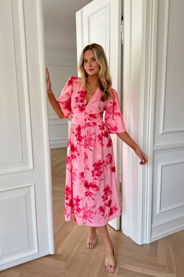 Abito midi donna floreale rosa con bottoni, ideale per uno stile versatile e la moda primavera.