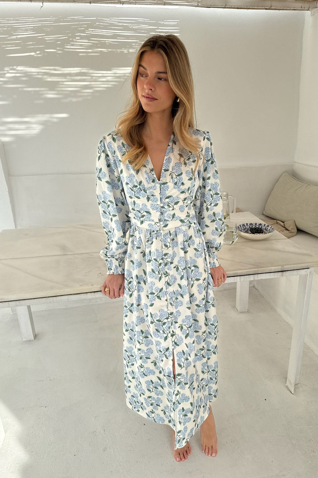 Abito midi estivo donna con stampa ortensia vivace, maniche lunghe e bottoni. Perfetto per primavera ed estate.