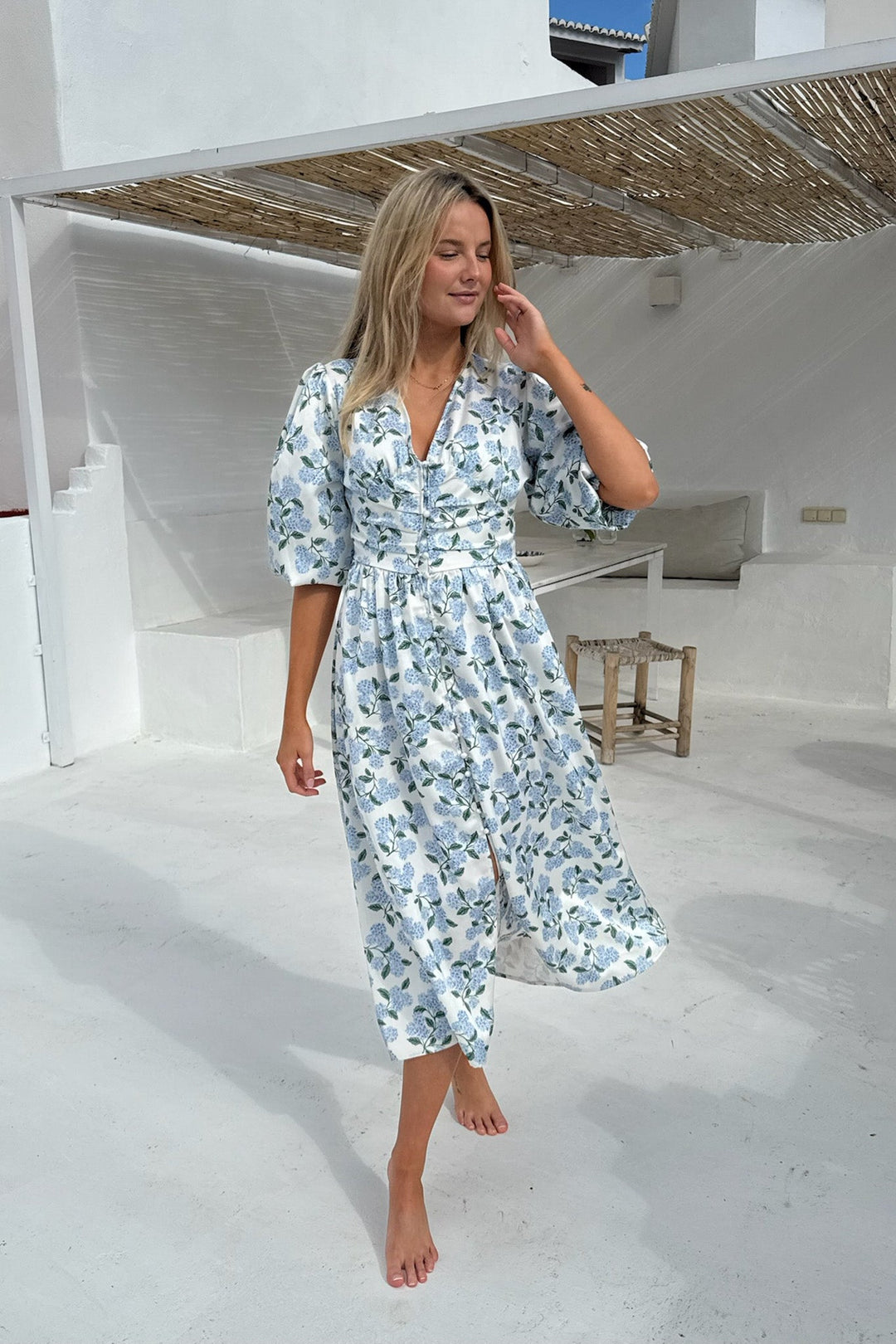 Versatile abito estivo midi donna fantasia ortensie, con maniche lunghe. Perfetto per ogni occasione primaverile.