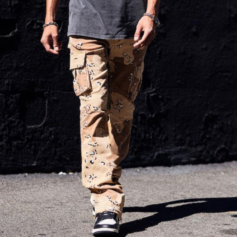 Pantaloni cargo uomo a gamba dritta castano chiaro, con ampie tasche laterali, ideali per look casual e pratico.