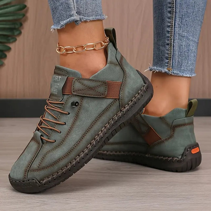 Uomo che indossa comode sneakers slip-on con chiusura a strappo, ideali per comfort e passeggio.