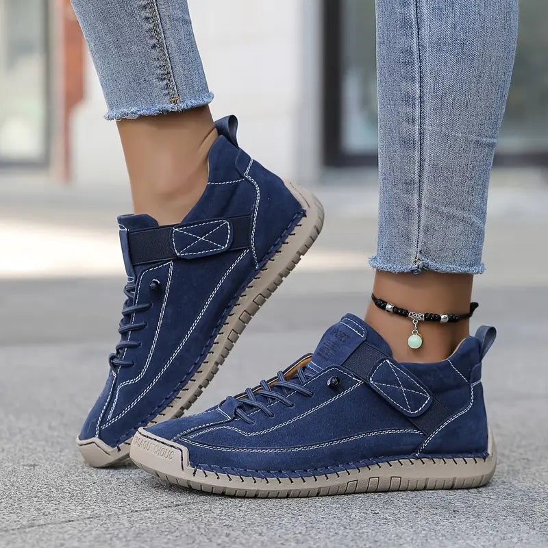 Dettaglio della pratica chiusura a strappo sulle sneakers uomo slip-on, garantendo una calzata sicura e veloce.