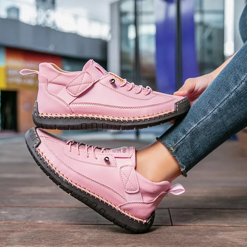 Vista dall'alto delle sneakers uomo slip-on dal design moderno, con chiusura a strappo per praticità quotidiana.