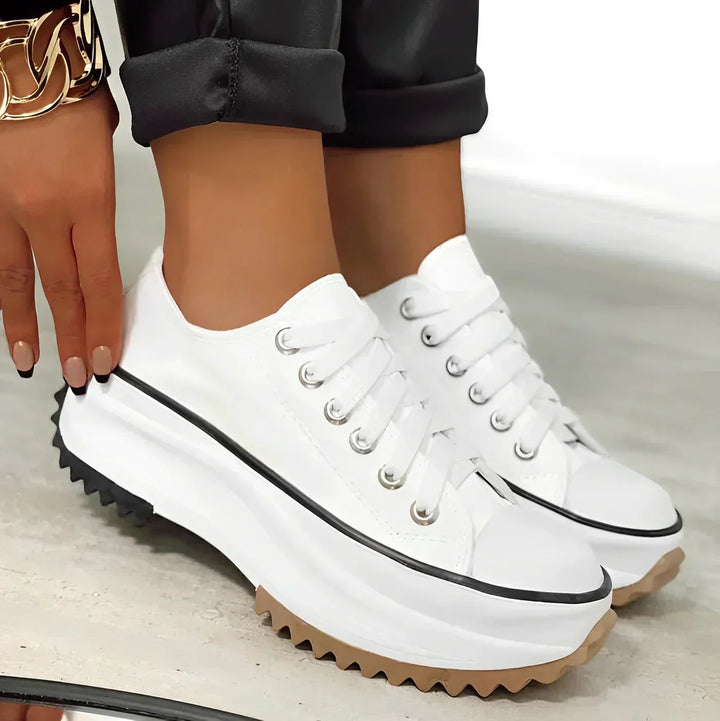 Sneakers donna con plateau indossate, esprimono comfort e design moderno. Ideali per la moda casual primaverile.