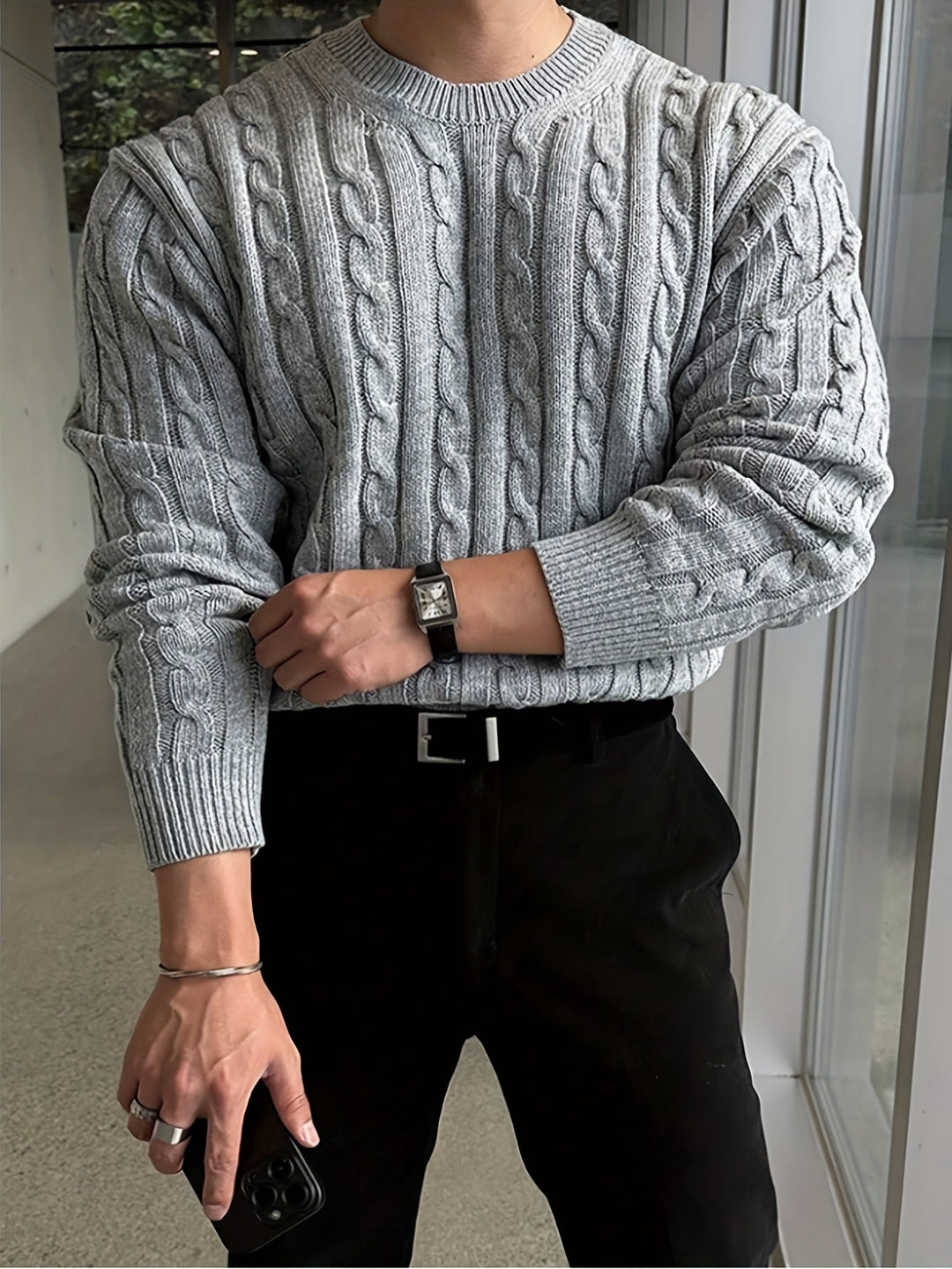 Abbigliamento donna: Maglione a trecce con girocollo in maglia spessa. Un classico per l'inverno.