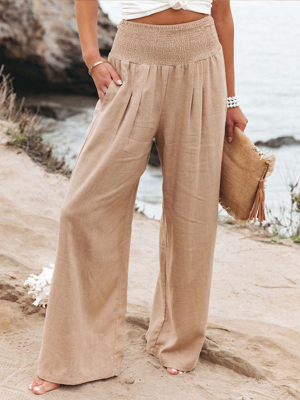 Pantaloni donna vita alta e larghi, ideali per un look estivo rilassato ed elegante.