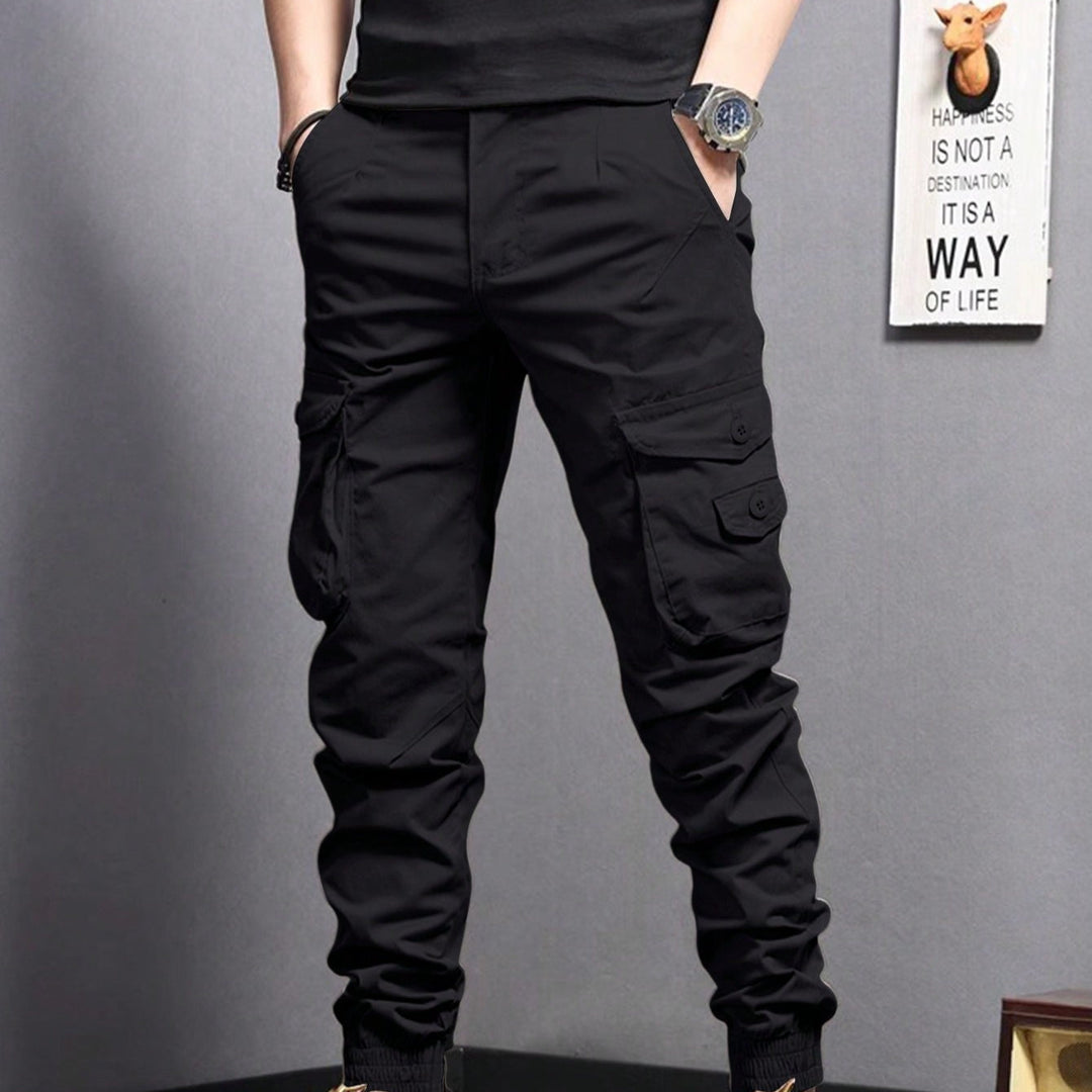 Pantaloni uomo cargo da lavoro in tessuto resistente, con coulisse e tasche multiple per massima praticità.