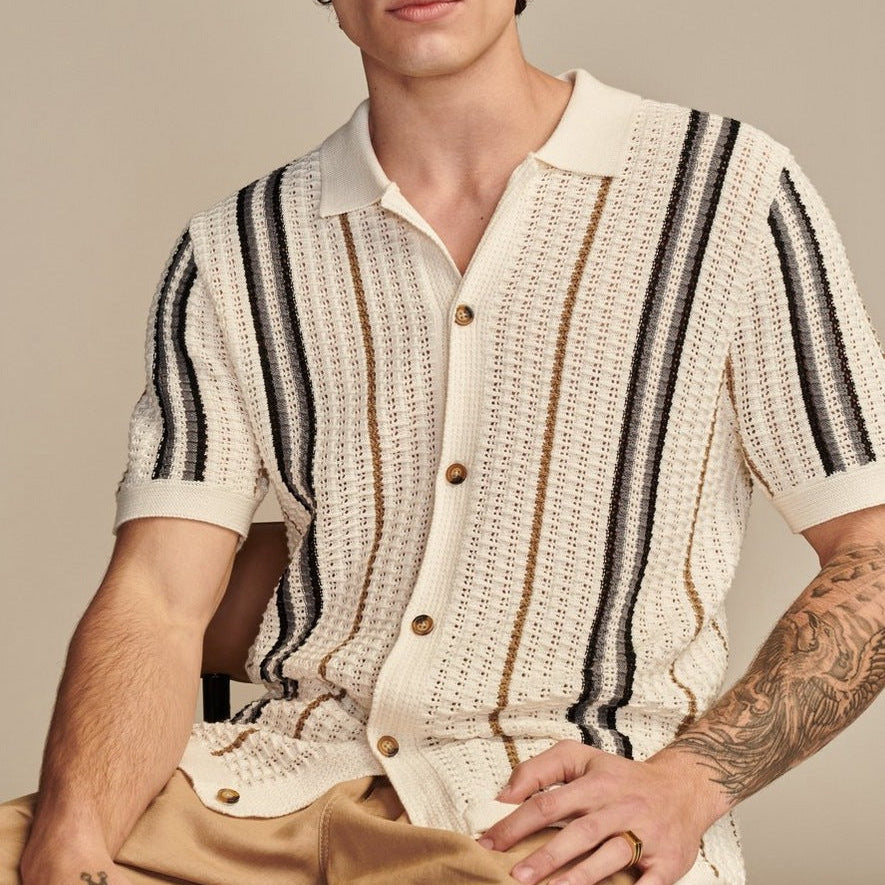 Polo estiva uomo a righe beige e blu scuro, maniche corte, stile casual britannico per eleganza maschile.
