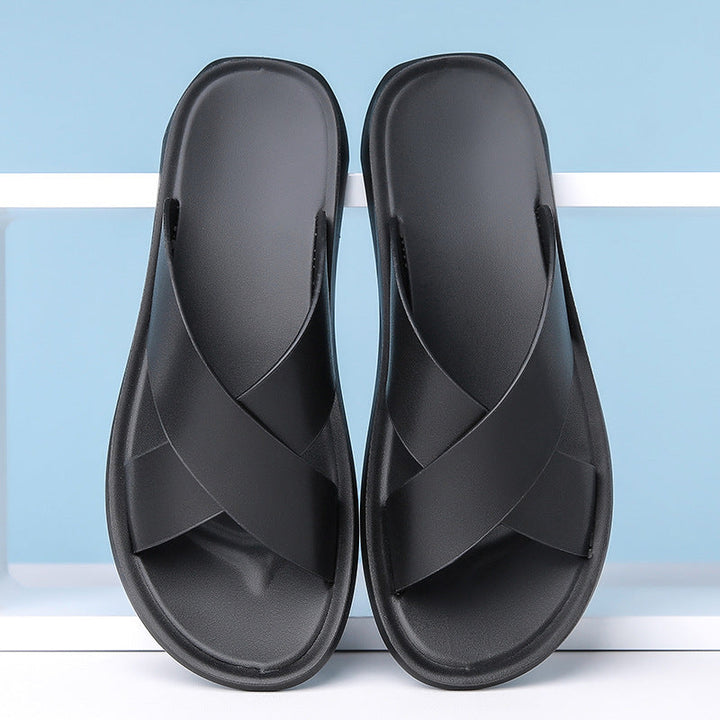 Vista dall'alto sandali uomo estivi aperti, scarpe slip-on casual. Comfort estivo per spiaggia e tempo libero.
